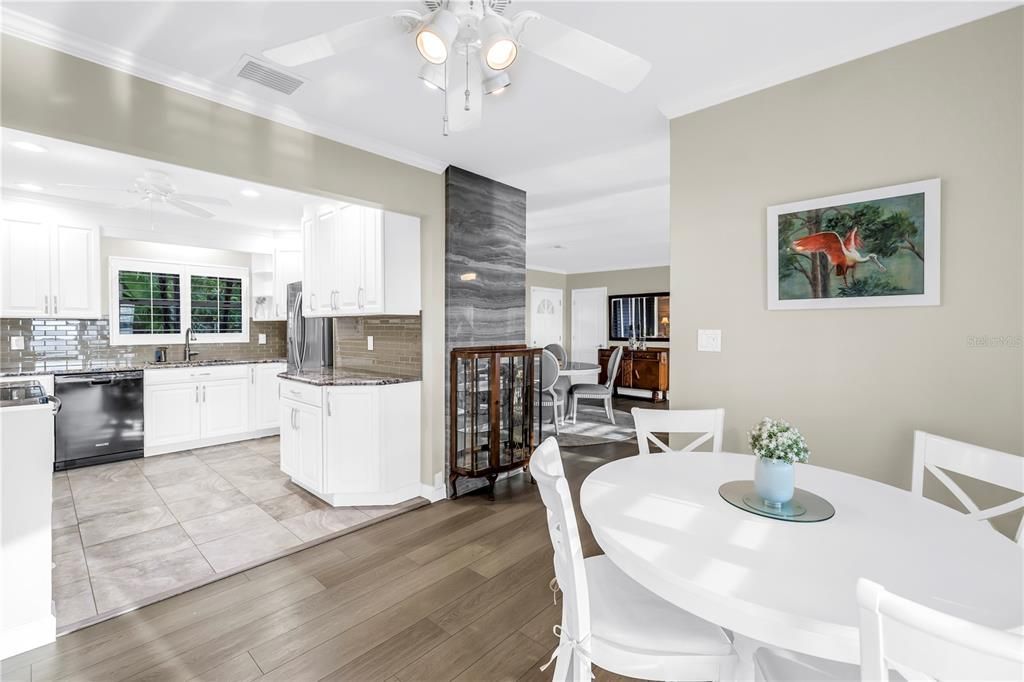 合同活跃: $1,875,000 (3 贝兹, 3 浴室, 2381 平方英尺)