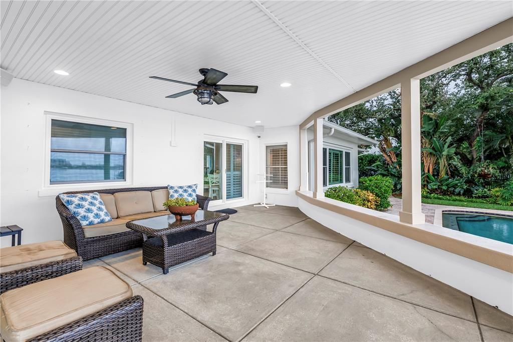 合同活跃: $1,875,000 (3 贝兹, 3 浴室, 2381 平方英尺)