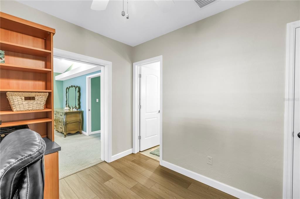 合同活跃: $1,875,000 (3 贝兹, 3 浴室, 2381 平方英尺)