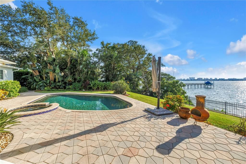 合同活跃: $1,875,000 (3 贝兹, 3 浴室, 2381 平方英尺)