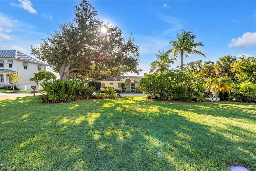 合同活跃: $1,875,000 (3 贝兹, 3 浴室, 2381 平方英尺)