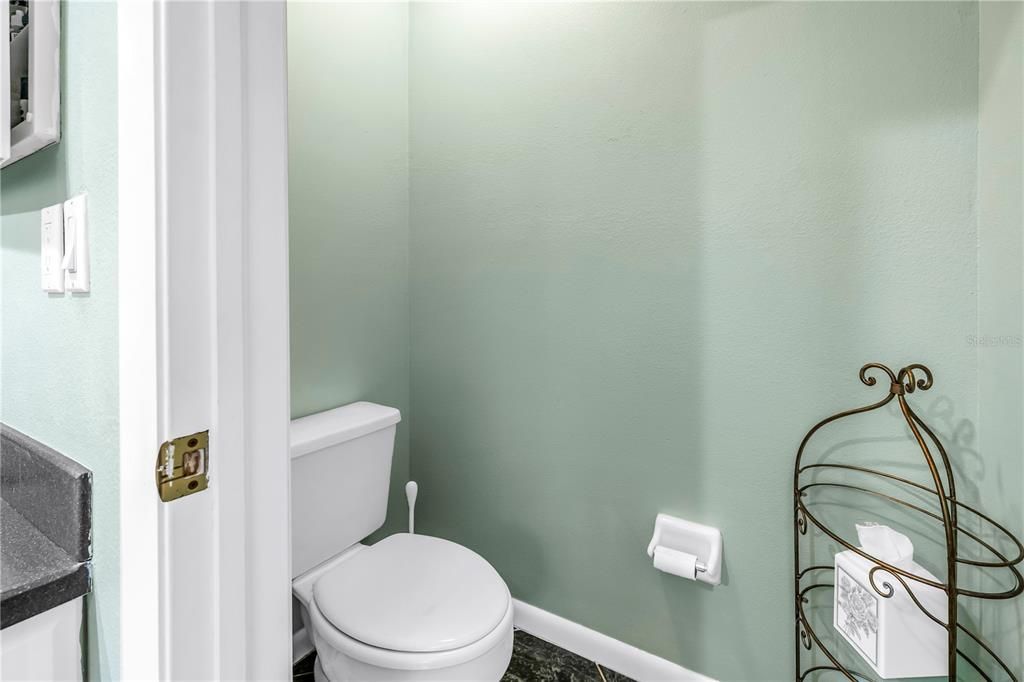 合同活跃: $1,875,000 (3 贝兹, 3 浴室, 2381 平方英尺)