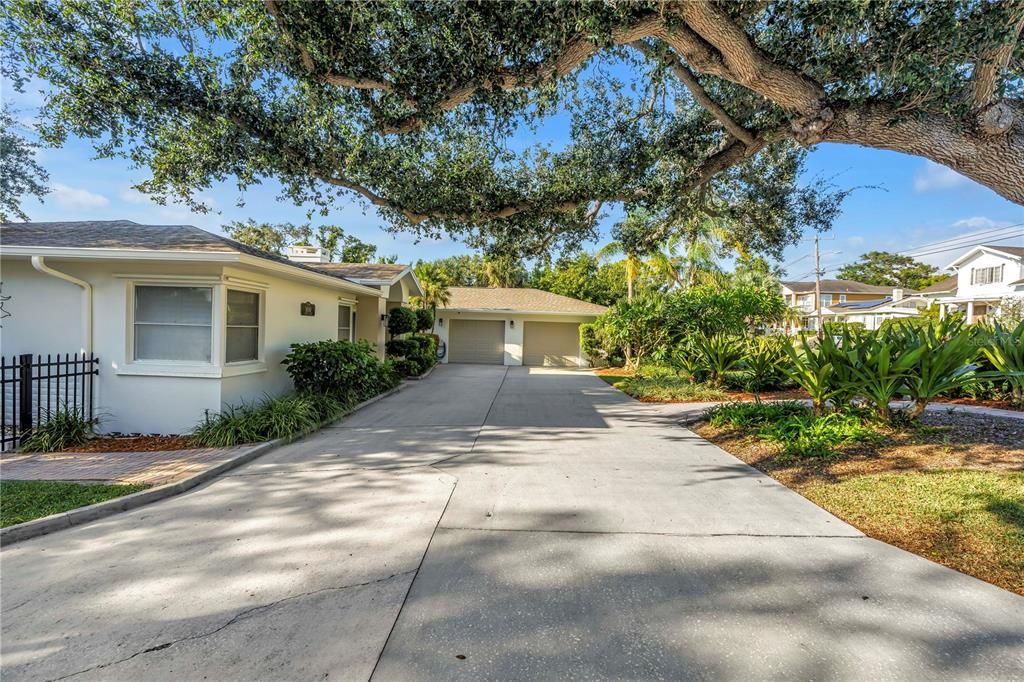 合同活跃: $1,875,000 (3 贝兹, 3 浴室, 2381 平方英尺)