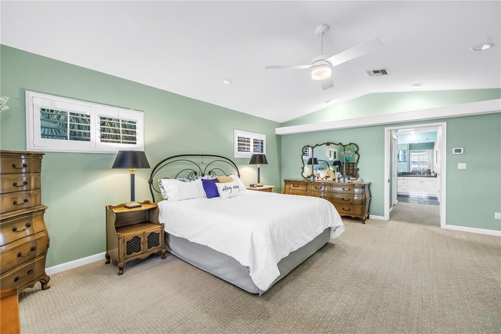 合同活跃: $1,875,000 (3 贝兹, 3 浴室, 2381 平方英尺)