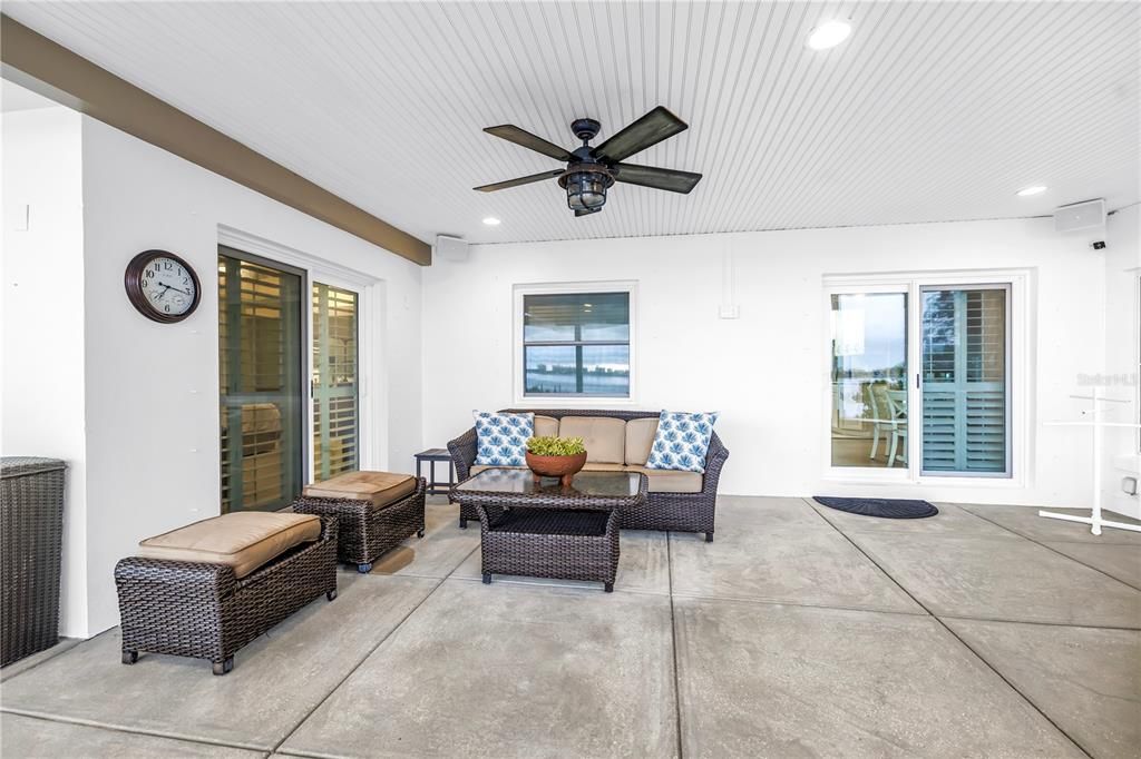 合同活跃: $1,875,000 (3 贝兹, 3 浴室, 2381 平方英尺)