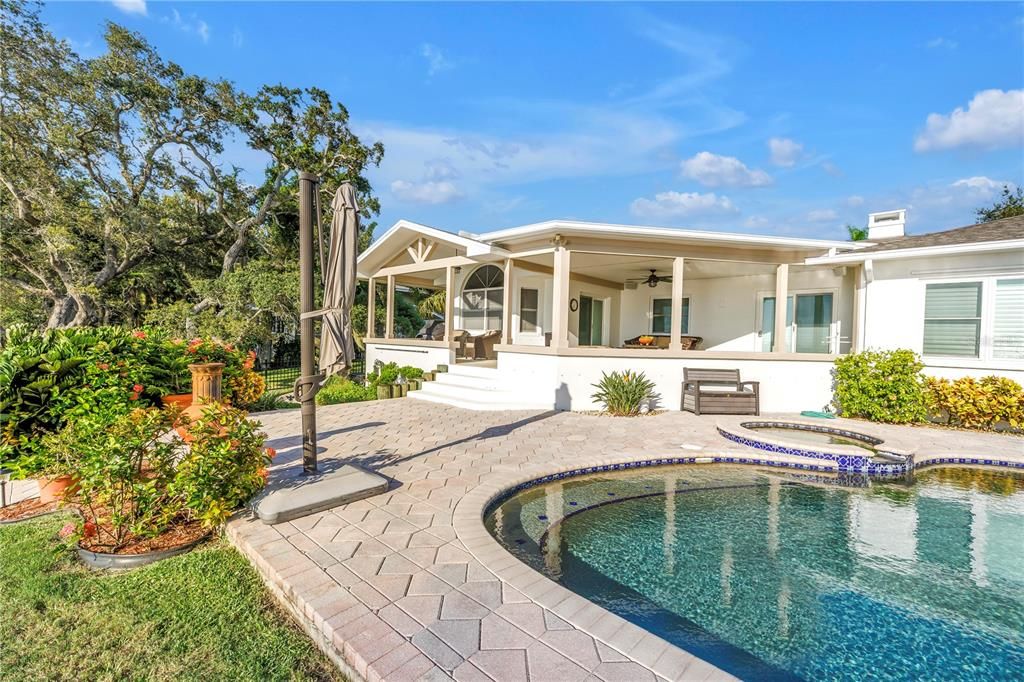 合同活跃: $1,875,000 (3 贝兹, 3 浴室, 2381 平方英尺)