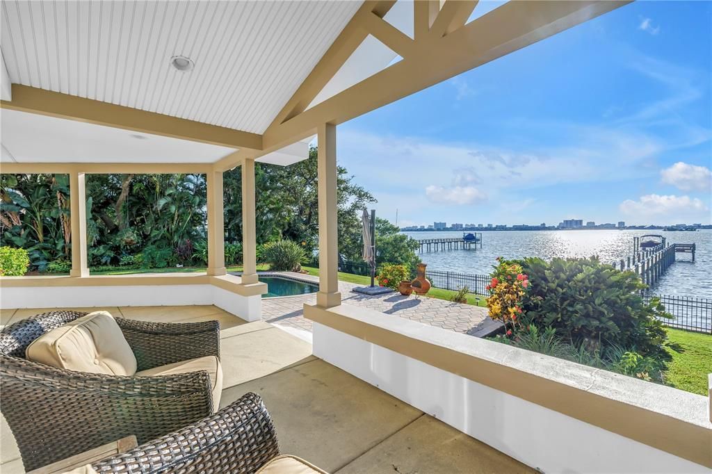 合同活跃: $1,875,000 (3 贝兹, 3 浴室, 2381 平方英尺)