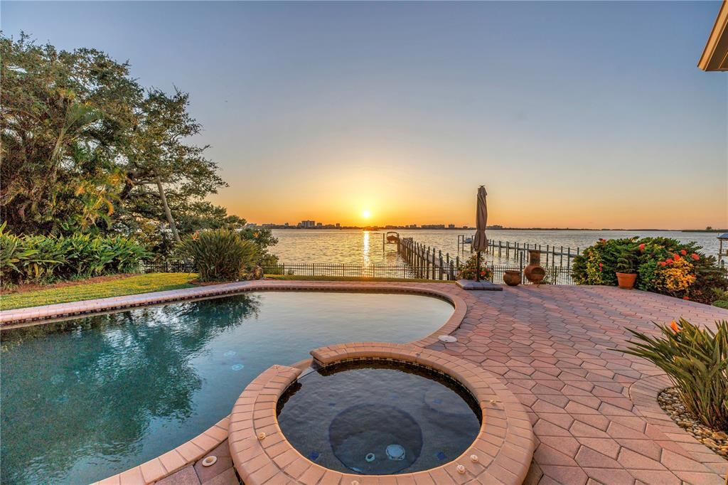 合同活跃: $1,875,000 (3 贝兹, 3 浴室, 2381 平方英尺)