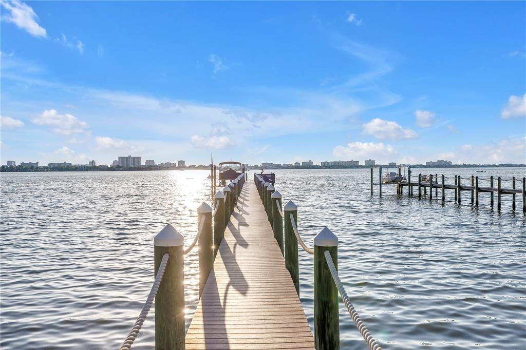 合同活跃: $1,875,000 (3 贝兹, 3 浴室, 2381 平方英尺)