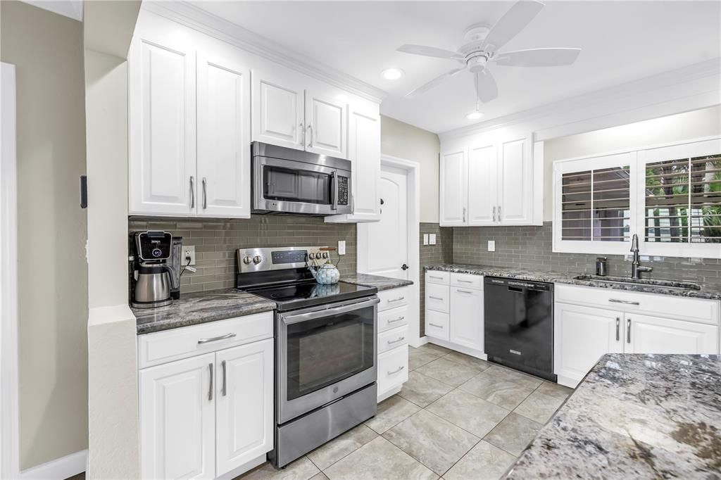 合同活跃: $1,875,000 (3 贝兹, 3 浴室, 2381 平方英尺)