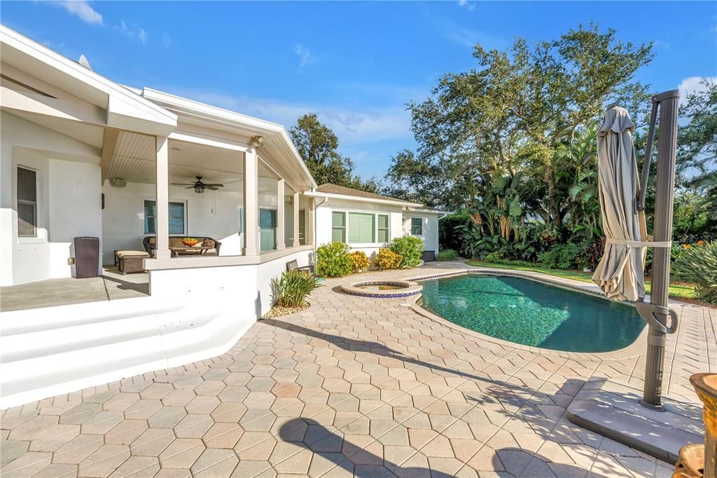 合同活跃: $1,875,000 (3 贝兹, 3 浴室, 2381 平方英尺)