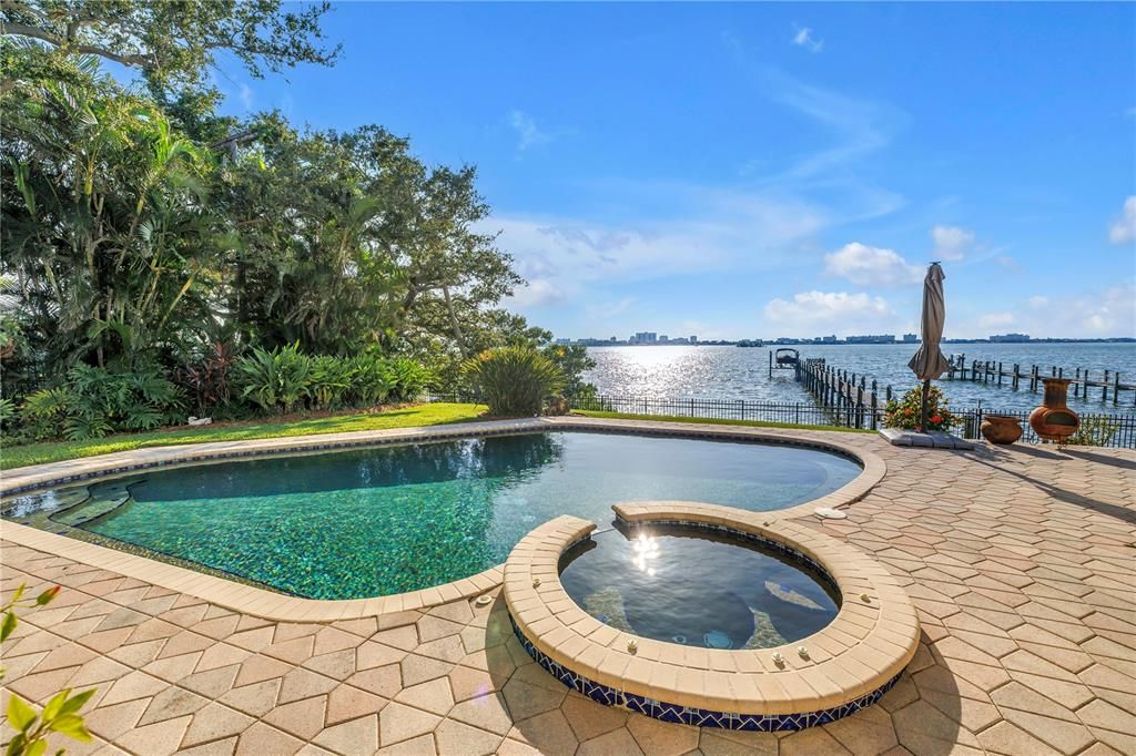 合同活跃: $1,875,000 (3 贝兹, 3 浴室, 2381 平方英尺)