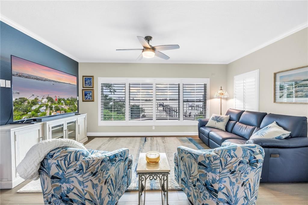 合同活跃: $1,875,000 (3 贝兹, 3 浴室, 2381 平方英尺)