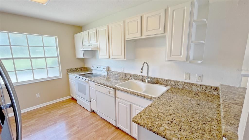 待售: $230,000 (3 贝兹, 2 浴室, 1337 平方英尺)