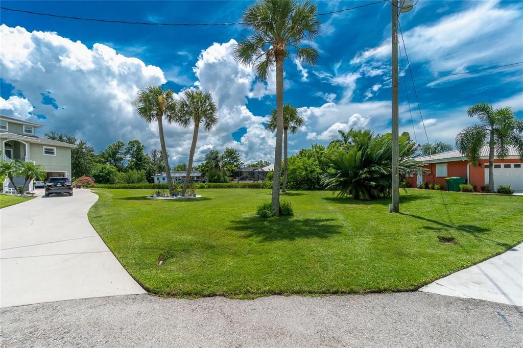 待售: $145,000 (0.37 acres)