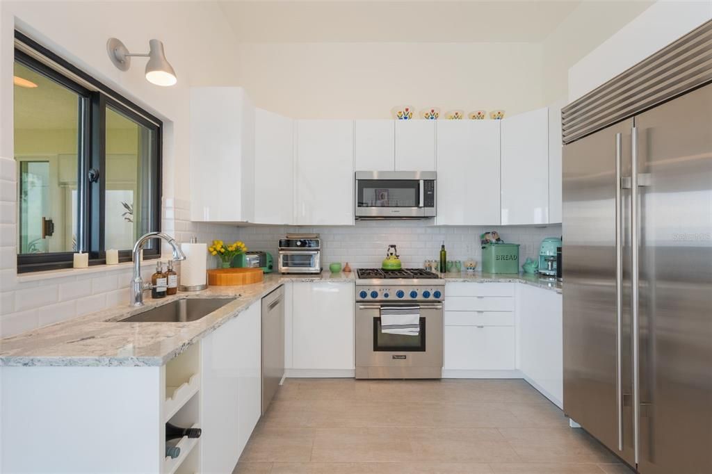 For Sale: $975,001 (3 beds, 2 baths, 1998 Square Feet)