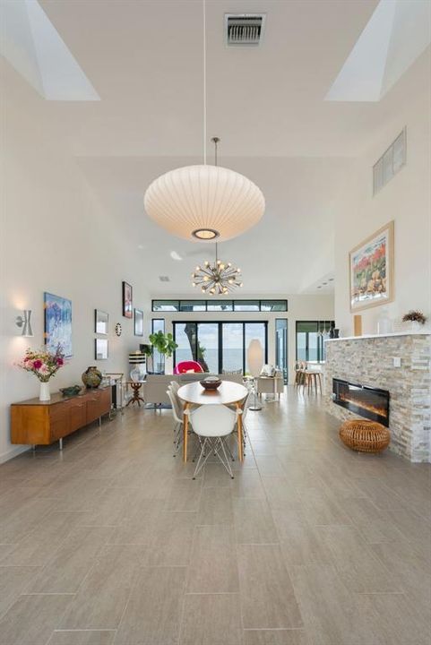 For Sale: $975,001 (3 beds, 2 baths, 1998 Square Feet)