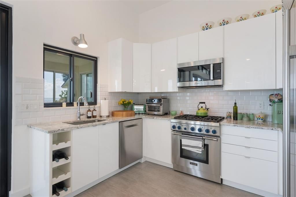 For Sale: $975,001 (3 beds, 2 baths, 1998 Square Feet)