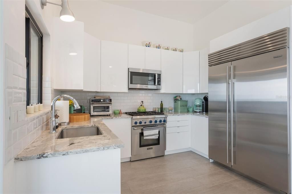 For Sale: $975,001 (3 beds, 2 baths, 1998 Square Feet)