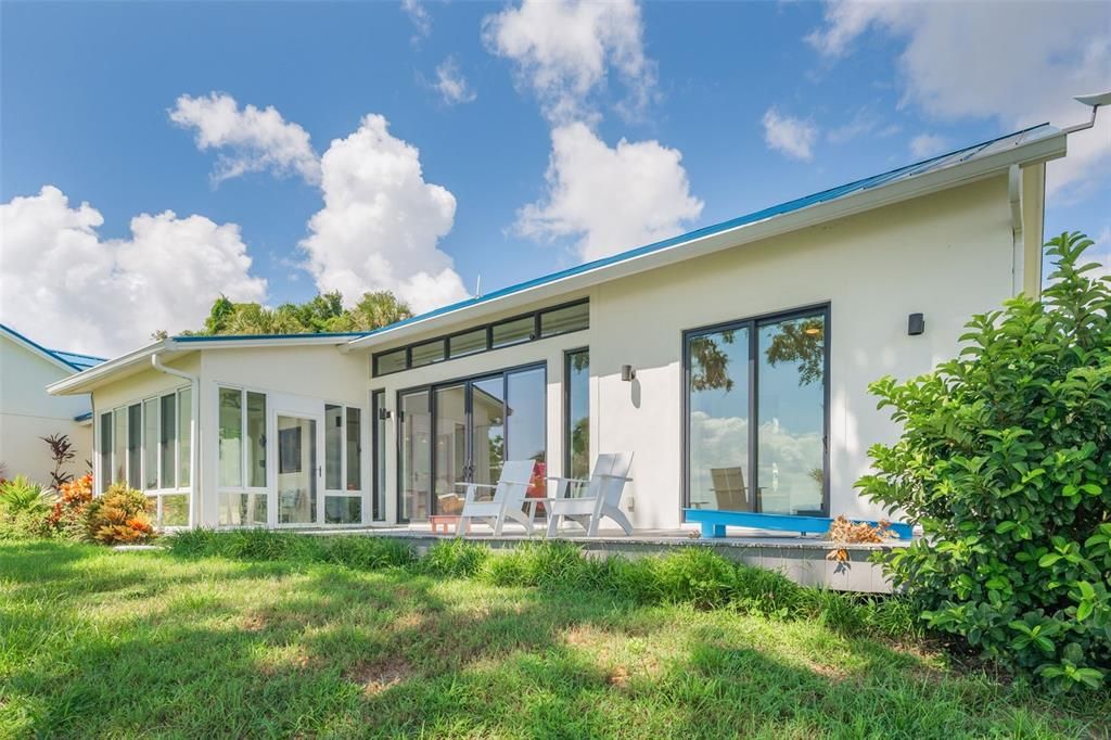 For Sale: $975,001 (3 beds, 2 baths, 1998 Square Feet)