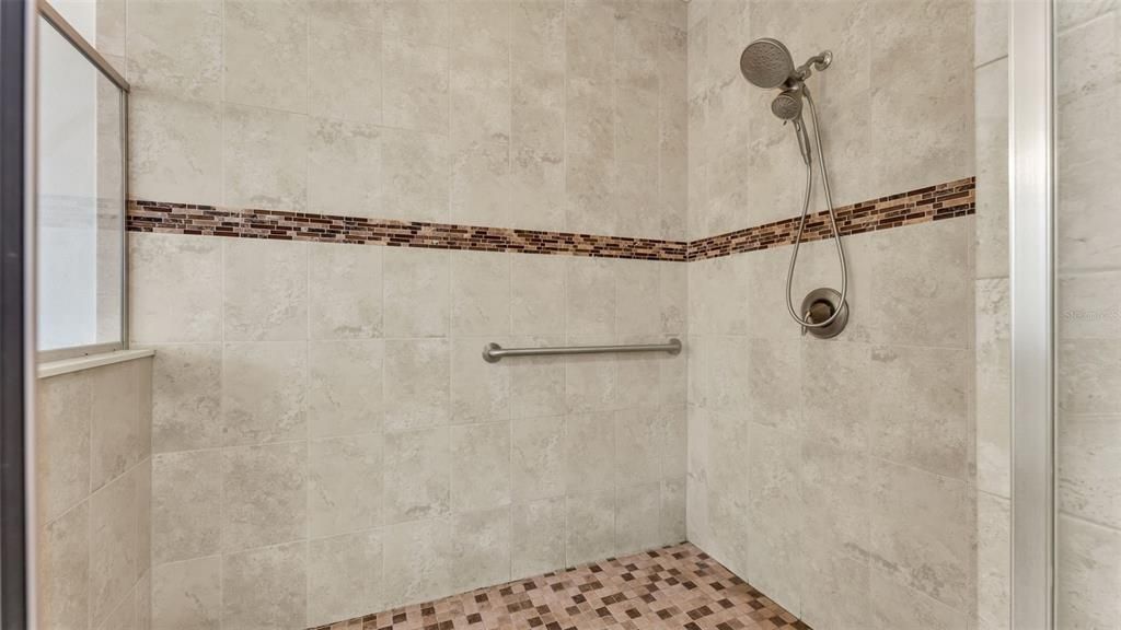 En Venta: $999,900 (5 camas, 4 baños, 4356 Pies cuadrados)