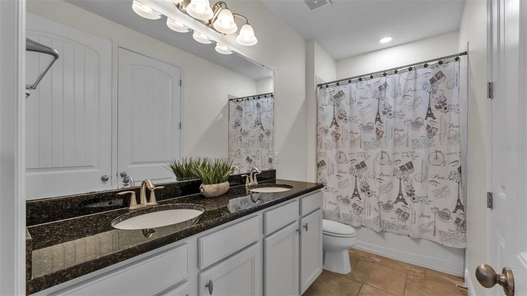 En Venta: $999,900 (5 camas, 4 baños, 4356 Pies cuadrados)