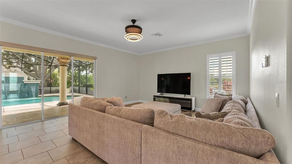 En Venta: $999,900 (5 camas, 4 baños, 4356 Pies cuadrados)