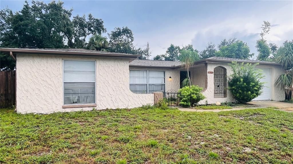 合同活跃: $300,000 (3 贝兹, 2 浴室, 1592 平方英尺)