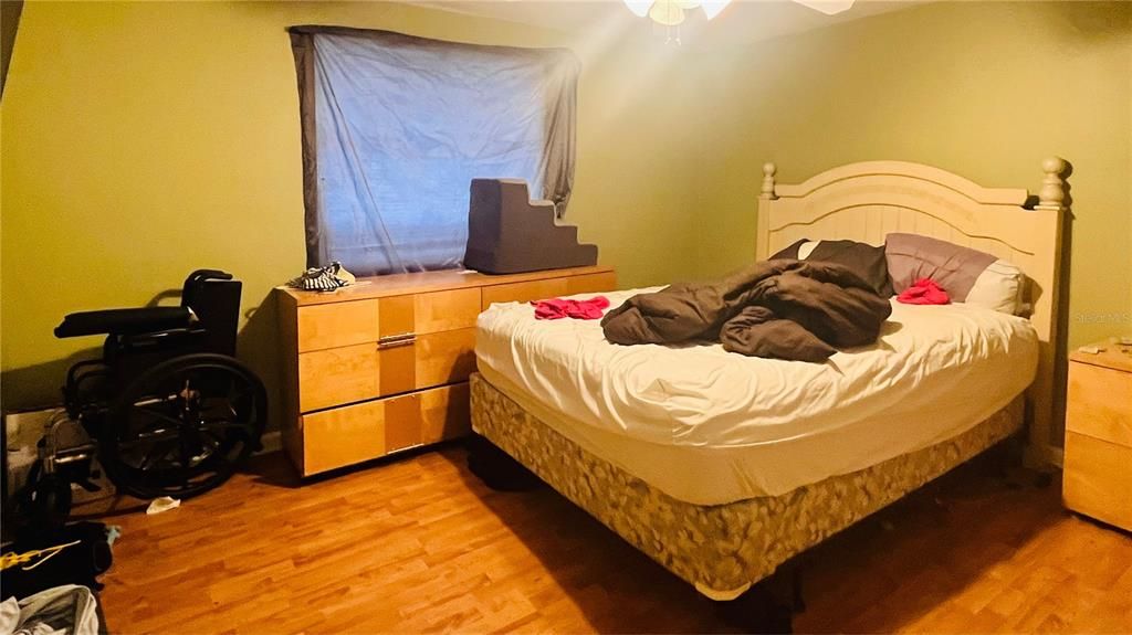 合同活跃: $300,000 (3 贝兹, 2 浴室, 1592 平方英尺)