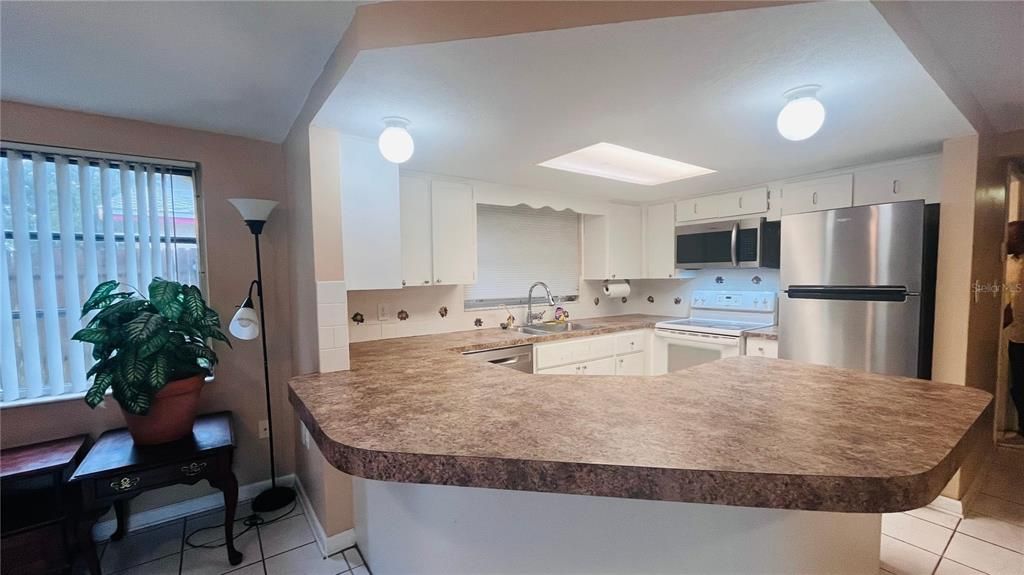 合同活跃: $300,000 (3 贝兹, 2 浴室, 1592 平方英尺)