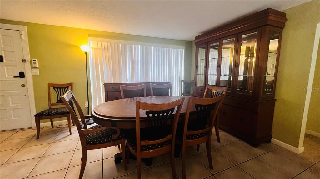 合同活跃: $300,000 (3 贝兹, 2 浴室, 1592 平方英尺)