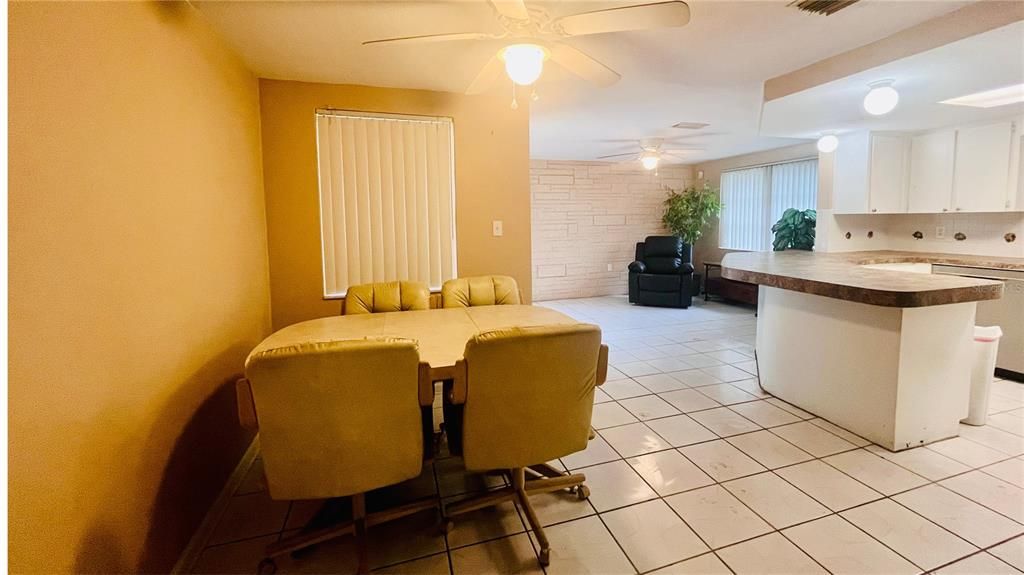 合同活跃: $300,000 (3 贝兹, 2 浴室, 1592 平方英尺)