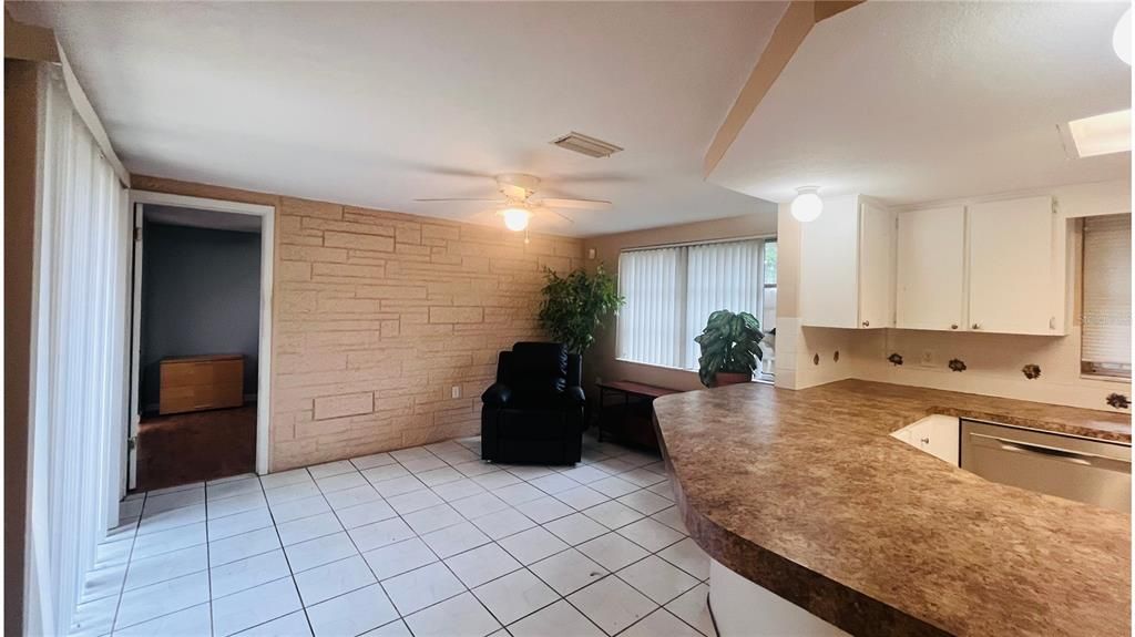 合同活跃: $300,000 (3 贝兹, 2 浴室, 1592 平方英尺)