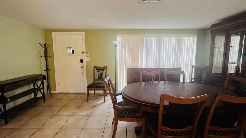 合同活跃: $300,000 (3 贝兹, 2 浴室, 1592 平方英尺)