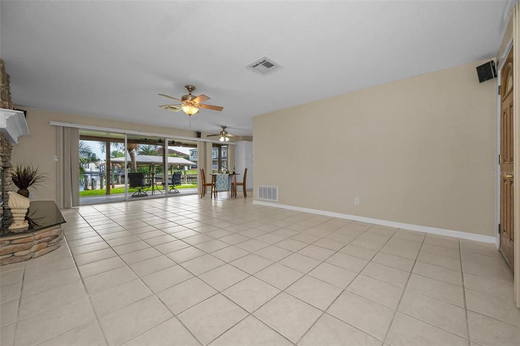 Active With Contract: $475,000 (2 beds, 2 baths, 1243 Square Feet)