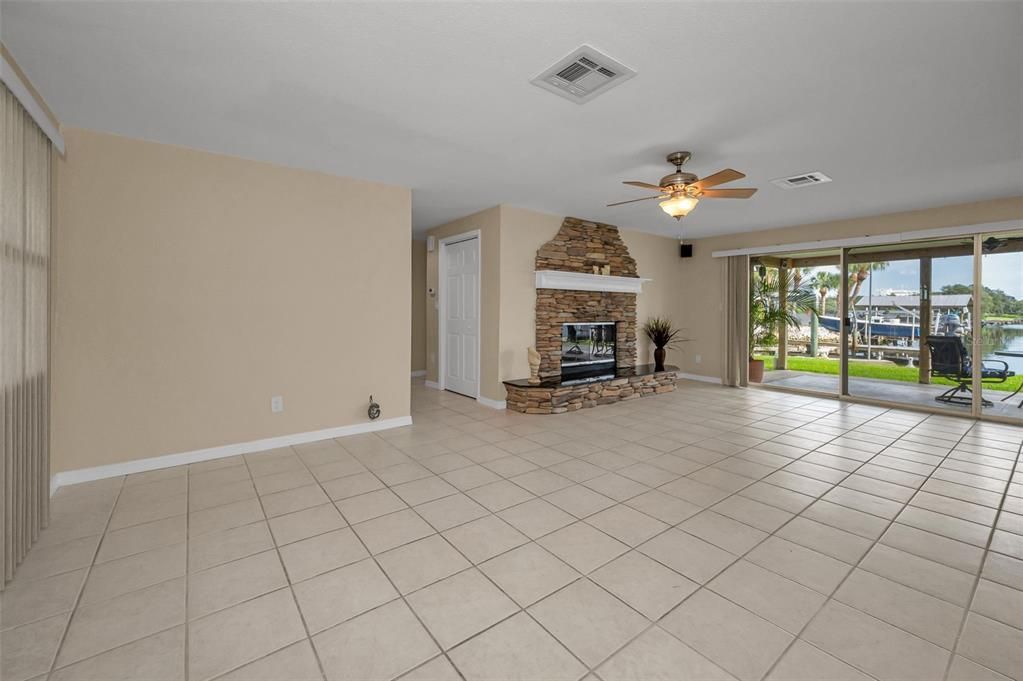 Active With Contract: $475,000 (2 beds, 2 baths, 1243 Square Feet)