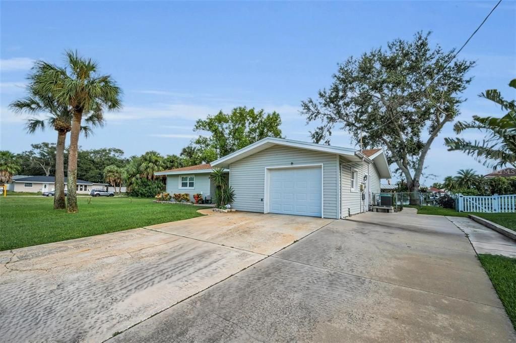 Active With Contract: $475,000 (2 beds, 2 baths, 1243 Square Feet)