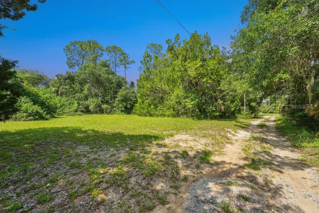 На продажу: $253,200 (0.49 acres)