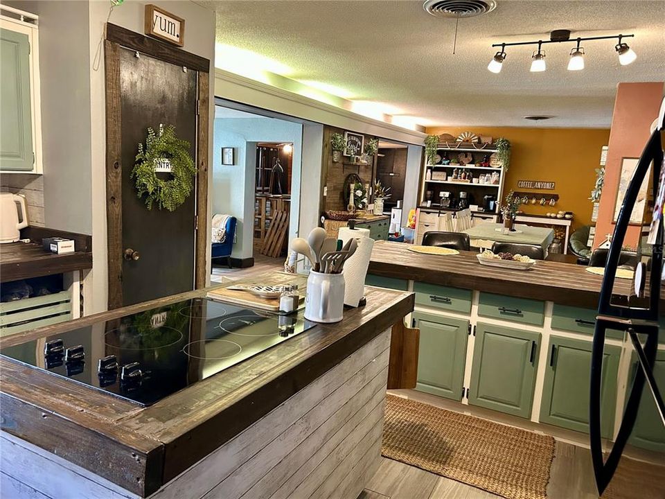 En Venta: $289,500 (3 camas, 2 baños, 2738 Pies cuadrados)