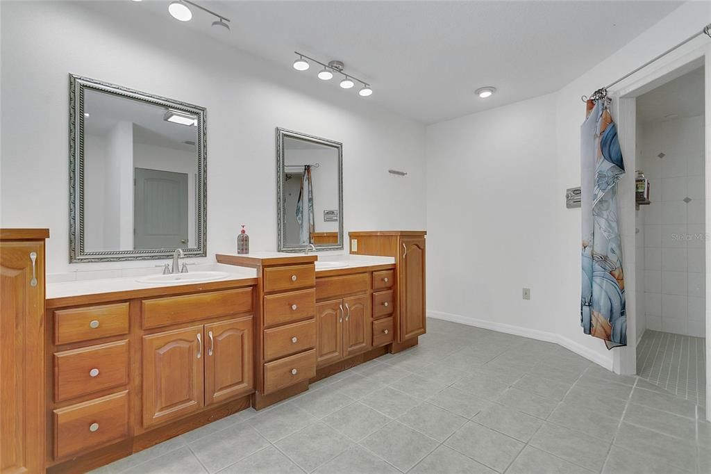 待售: $599,999 (4 贝兹, 2 浴室, 2530 平方英尺)