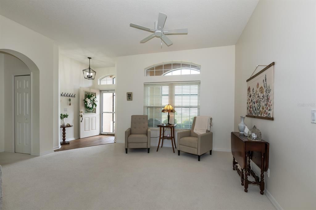 合同活跃: $335,000 (3 贝兹, 2 浴室, 1732 平方英尺)