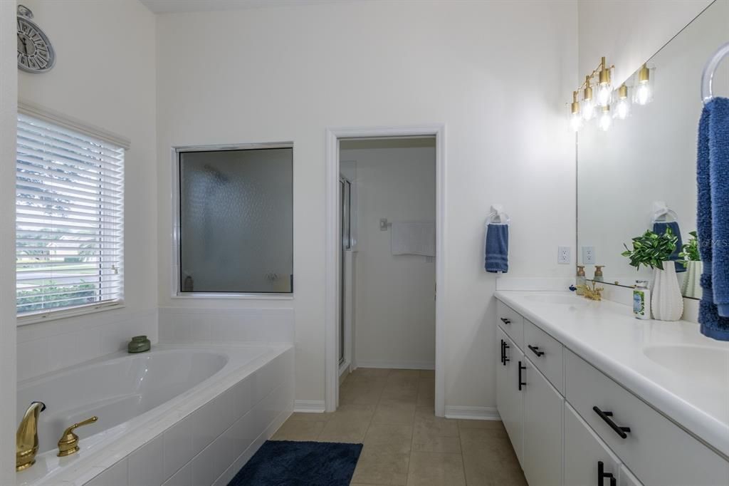 合同活跃: $335,000 (3 贝兹, 2 浴室, 1732 平方英尺)