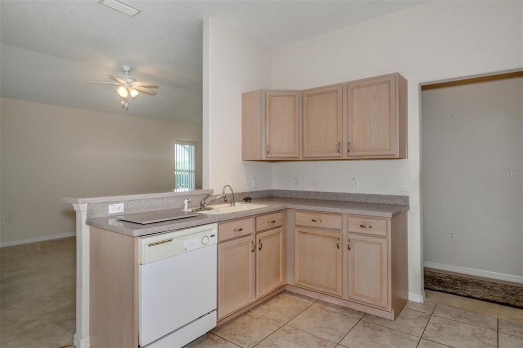 待售: $229,000 (2 贝兹, 2 浴室, 1389 平方英尺)