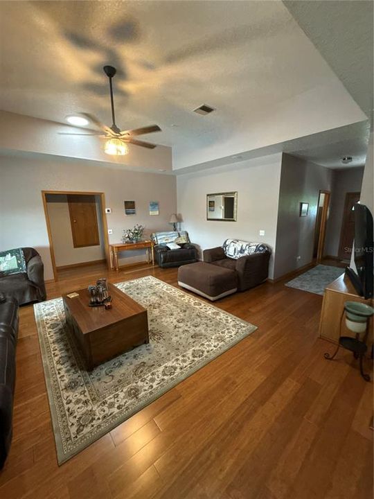 出租: $4,500 (4 贝兹, 3 浴室, 2489 平方英尺)