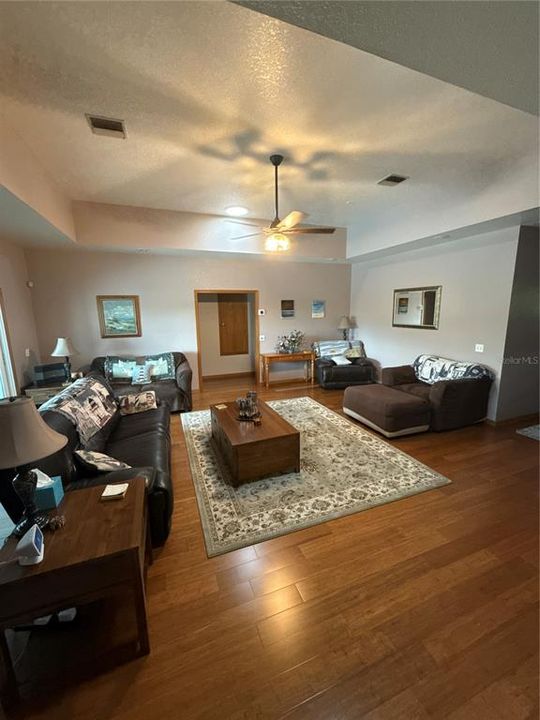 出租: $4,500 (4 贝兹, 3 浴室, 2489 平方英尺)