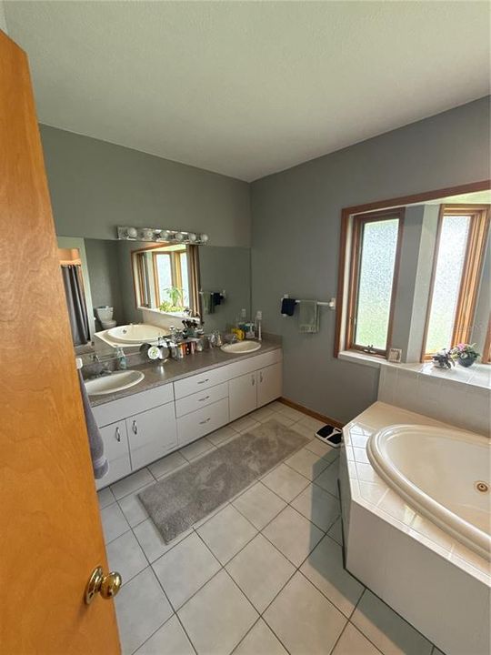 出租: $4,500 (4 贝兹, 3 浴室, 2489 平方英尺)