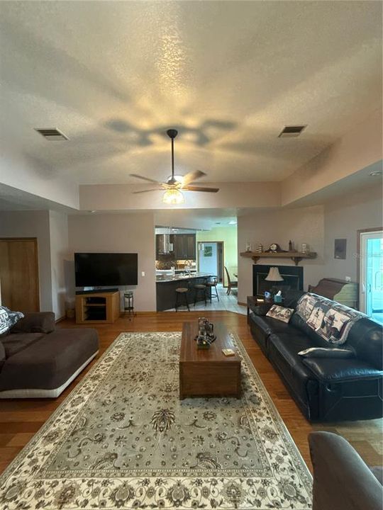 出租: $4,500 (4 贝兹, 3 浴室, 2489 平方英尺)