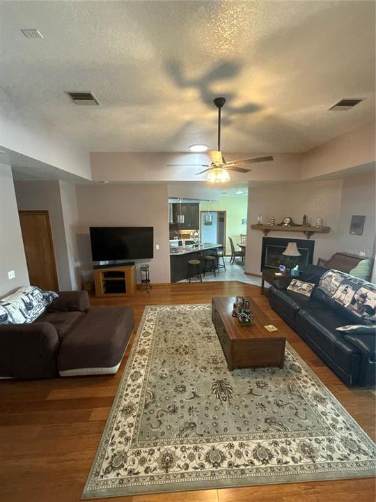 出租: $4,500 (4 贝兹, 3 浴室, 2489 平方英尺)