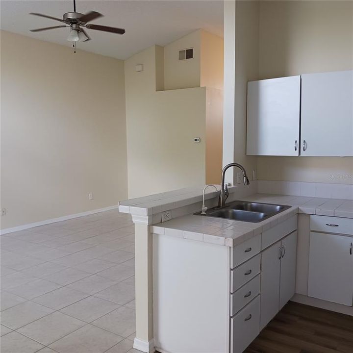 合同活跃: $2,000 (3 贝兹, 2 浴室, 1262 平方英尺)