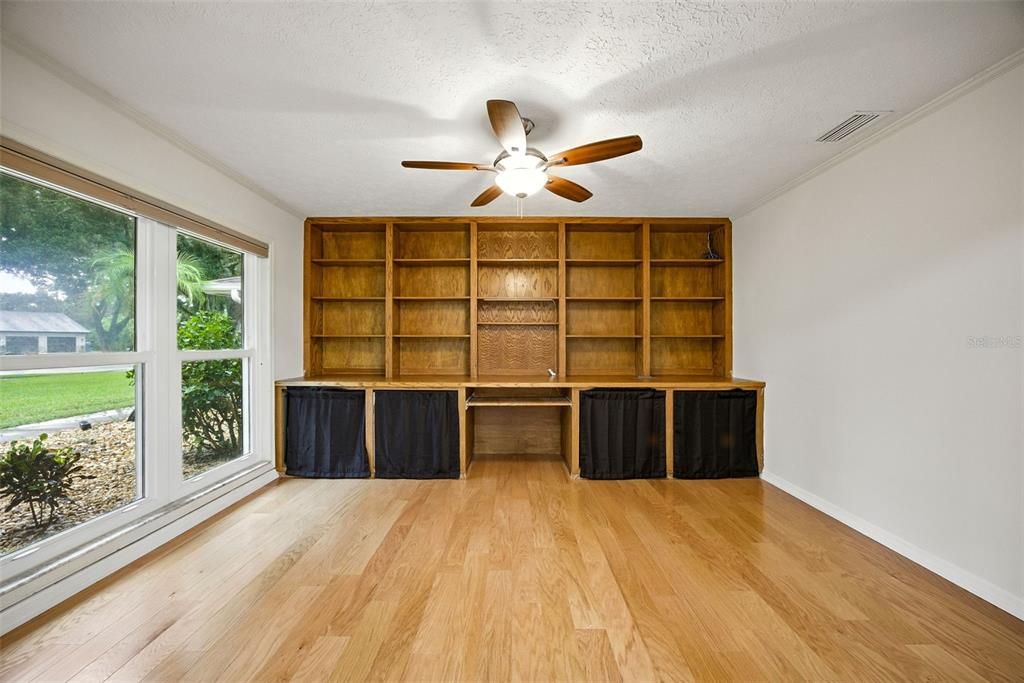 Под контрактом: $824,900 (4 спален, 2 ванн, 2536 Квадратных фут)